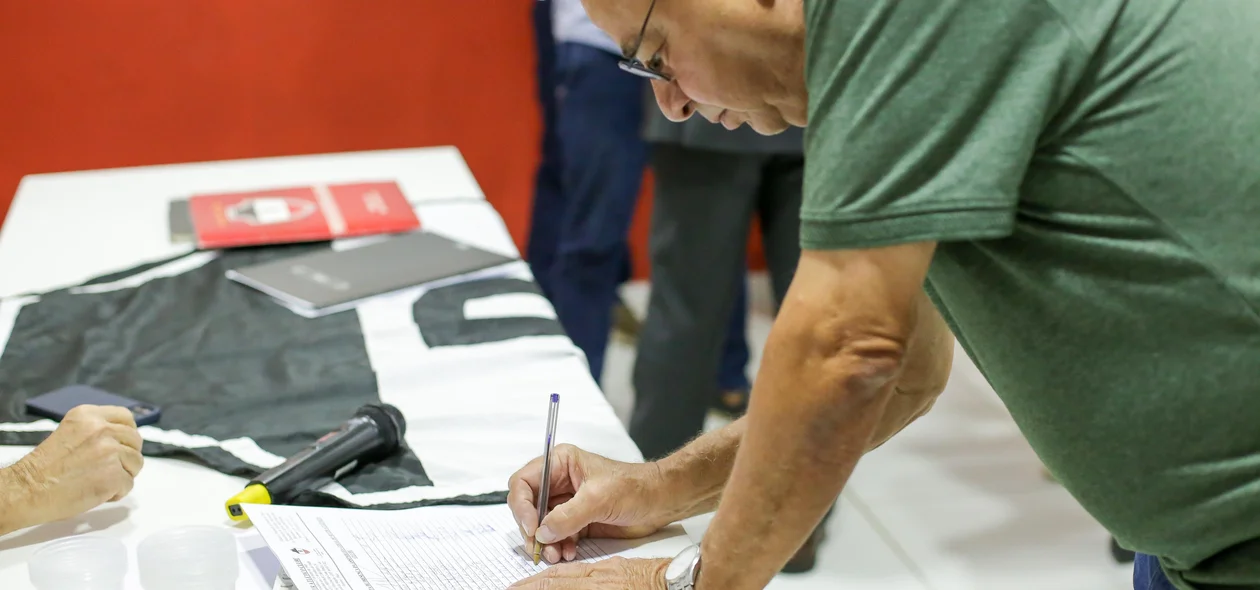 Sócios do River votando presidente para 2025/2027