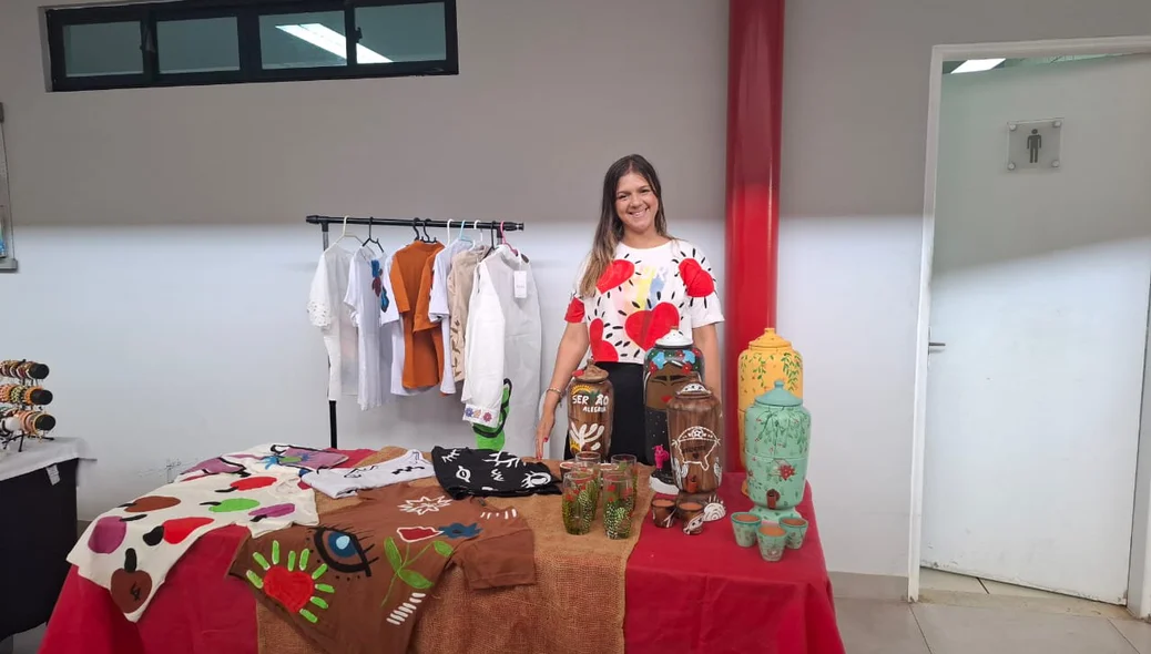 Stand de venda de roupas e de manufaturados na Oxente Feirinha