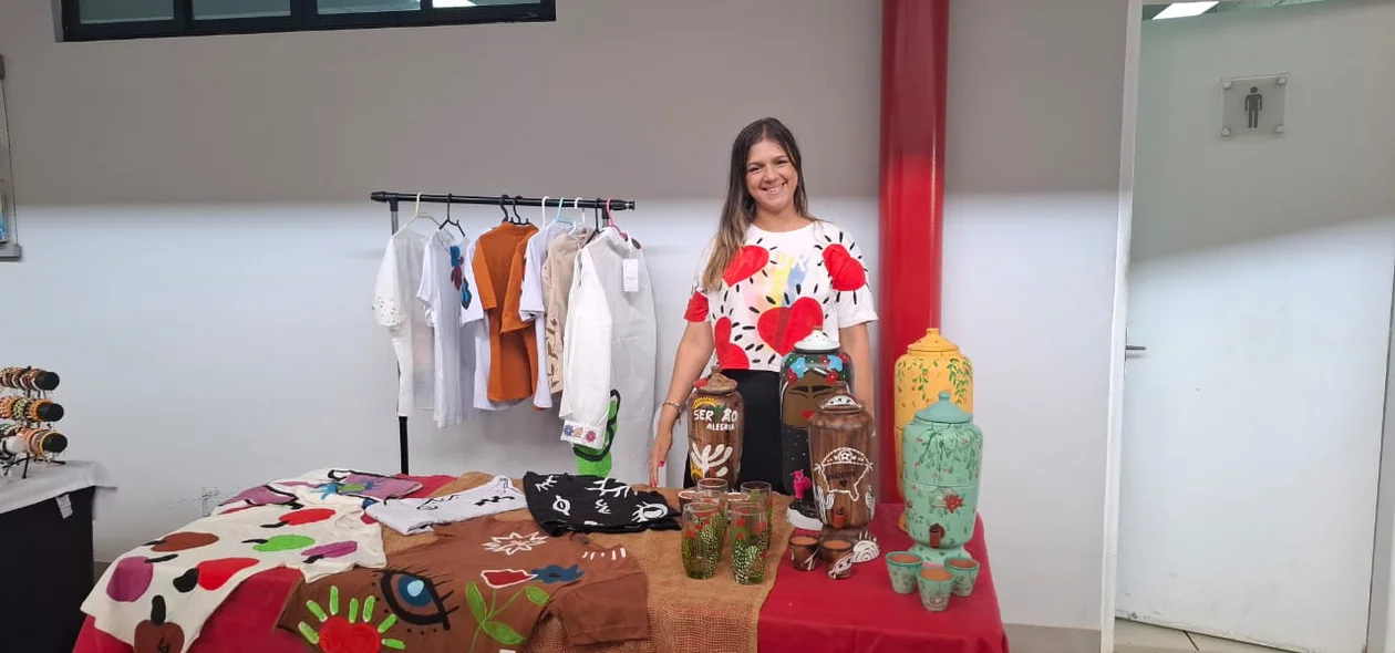 Stand de venda de roupas e de manufaturados na Oxente Feirinha