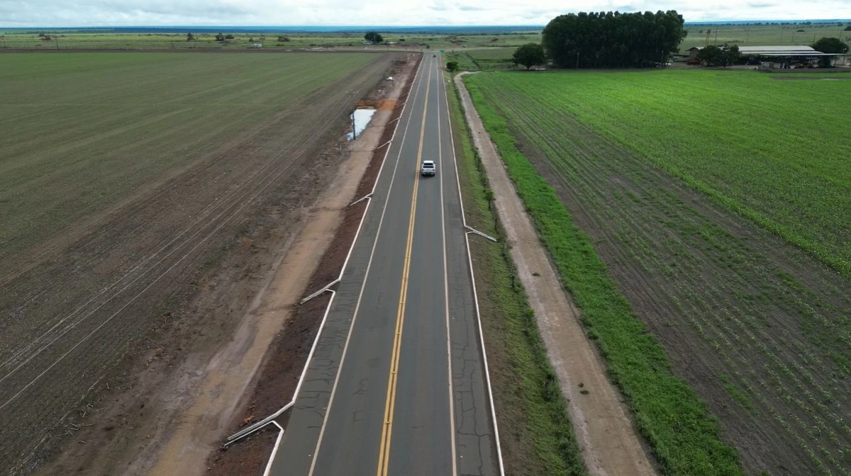 Terceira fase da obra na Rodovia Transcerrados atinge etapa de pavimentação