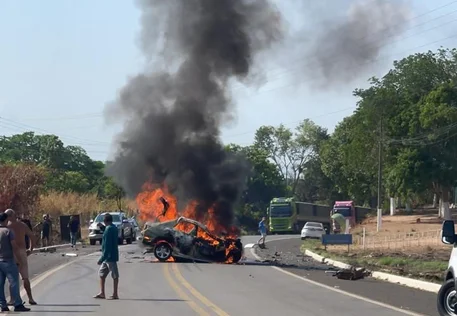 Quatro pessoas morrem carbonizadas em acidente entre Corolla e carreta na BR 343 no Piauí