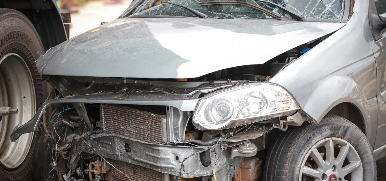 Veículo colidiu na traseira da carreta