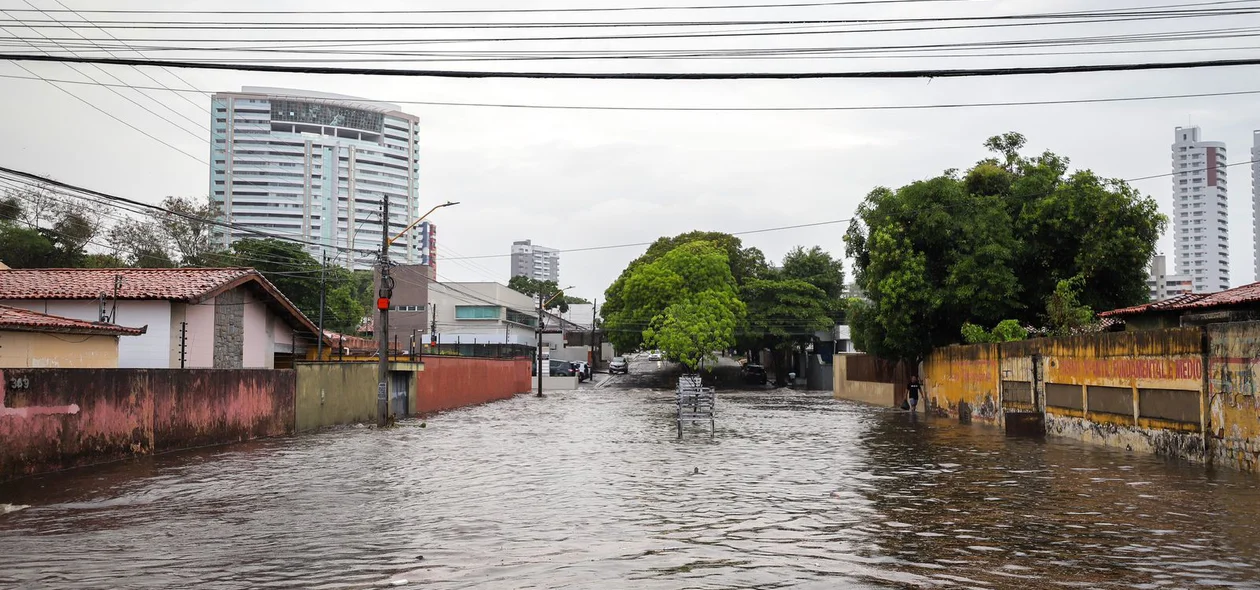 Via tomada pela água