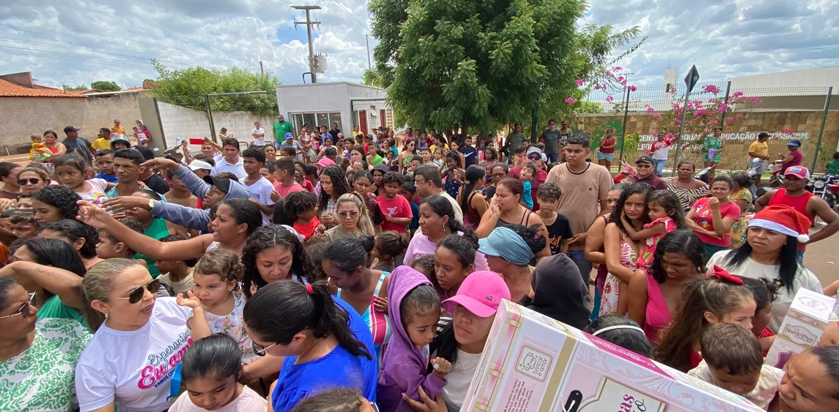 A população compareceu ao momento das entregas