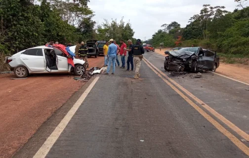 Acidente entre veículos deixa dois mortos e três feridos na BR222