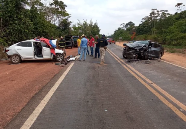 Acidente entre veículos deixa dois mortos e três feridos na BR222