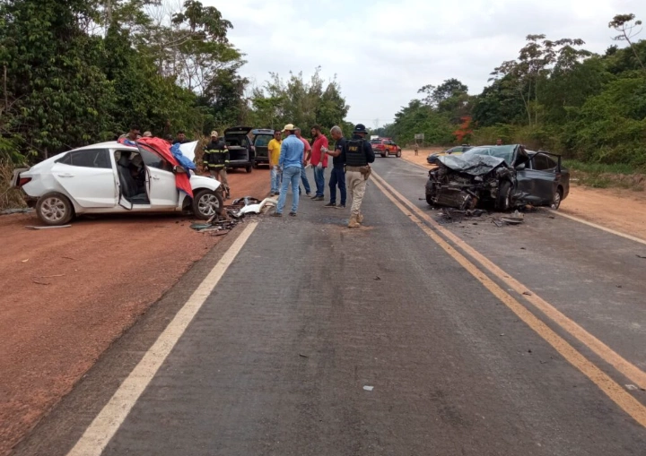 Acidente entre veículos deixa dois mortos e três feridos na BR222