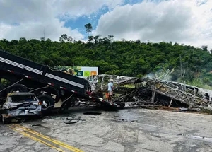 Acidente envolvendo três veículos deixou ao menos 22 mortos em Minas Gerais