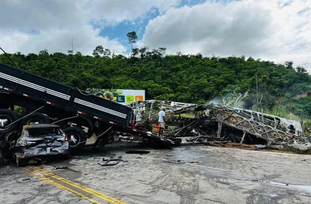 Acidente envolvendo três veículos deixou ao menos 22 mortos em Minas Gerais