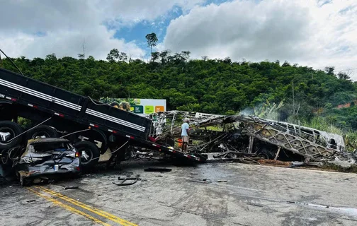 Acidente envolvendo três veículos deixou ao menos 22 mortos em Minas Gerais