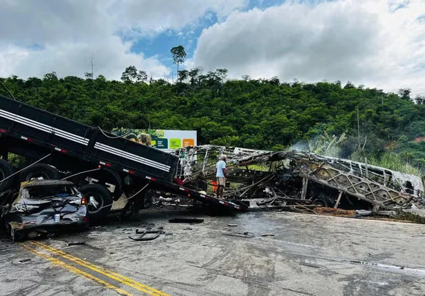 Acidente envolvendo três veículos deixou ao menos 22 mortos em Minas Gerais