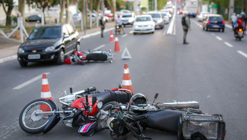 Acidente envolveu um carro e três motocicletas