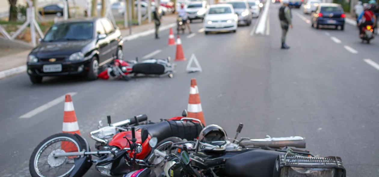 Acidente envolveu um carro e três motocicletas