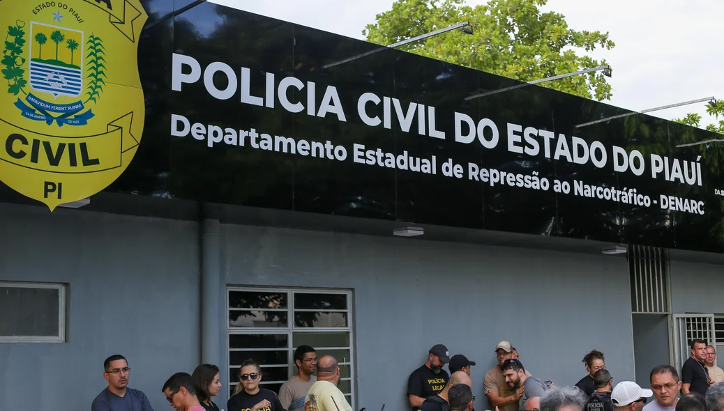 Agentes da Polícia Civil na sede do Denarc