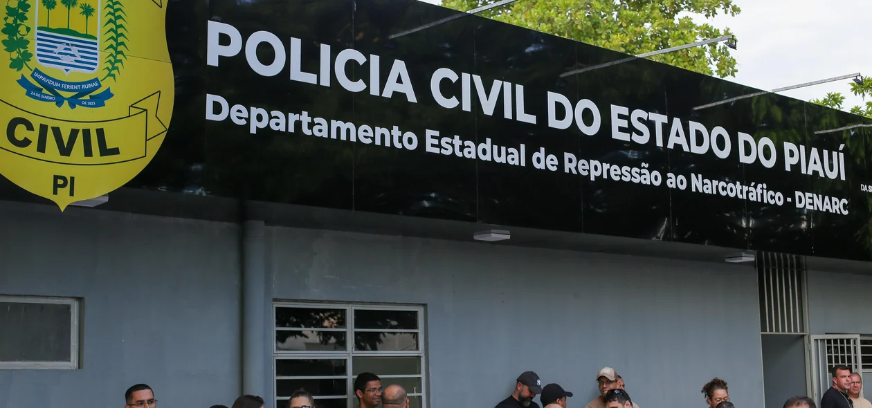 Agentes da Polícia Civil na sede do Denarc