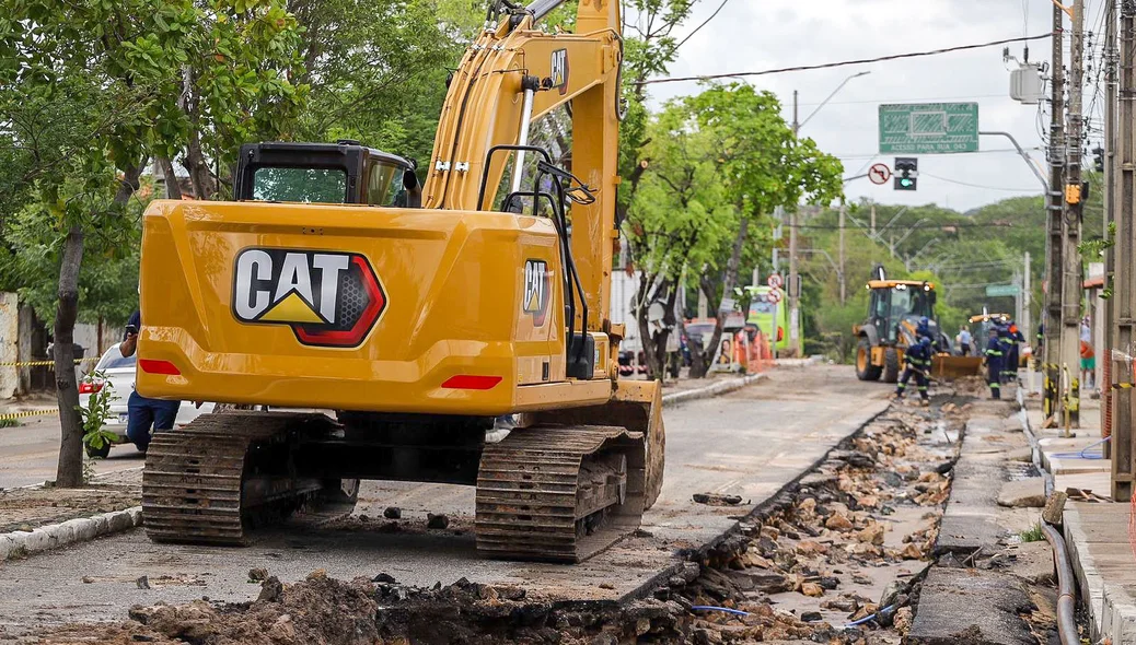 Águas de Teresina mobiliza equipe para o local e que o trecho danificado