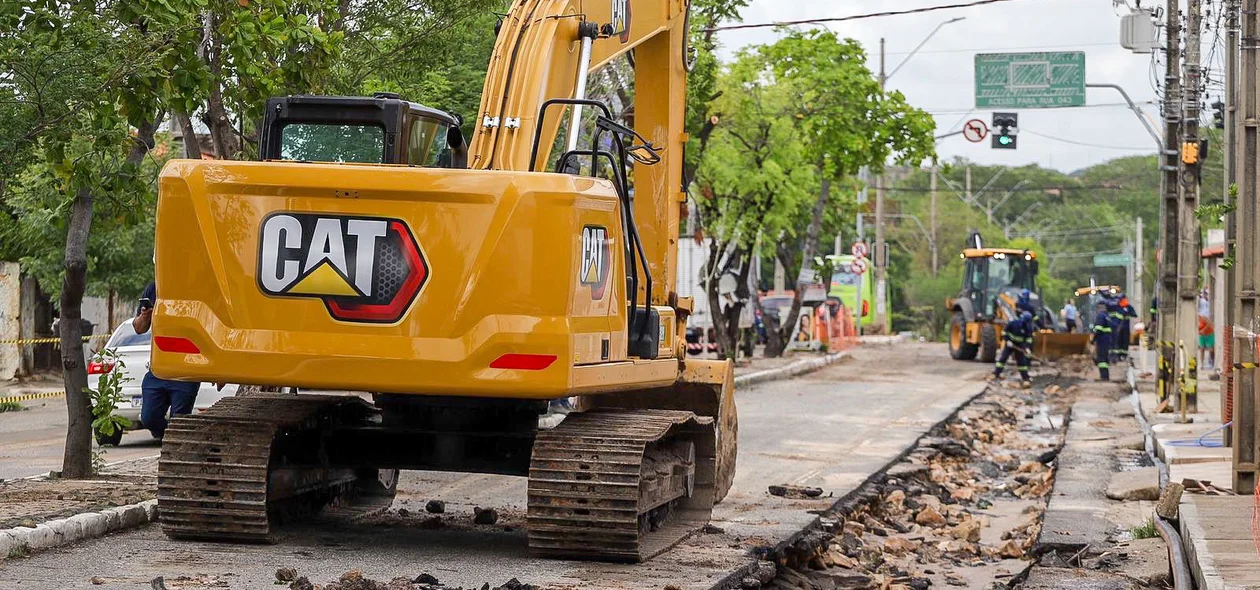 Águas de Teresina mobiliza equipe para o local e que o trecho danificado