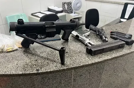 Armas apreendidas com suspeitos de atirar em policiais militares