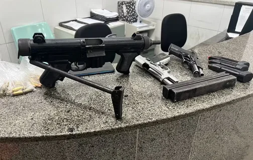 Armas apreendidas com suspeitos de atirar em policiais militares