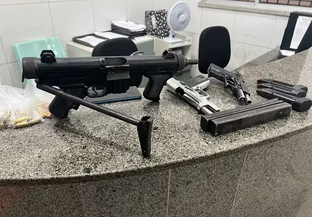 Armas apreendidas com suspeitos de atirar em policiais militares