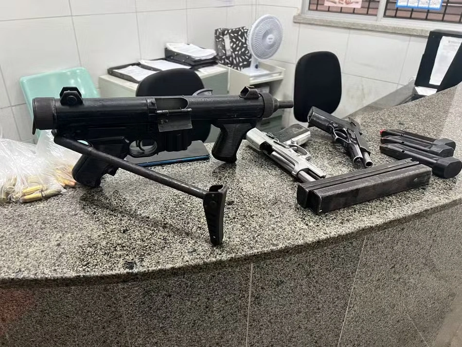 Armas apreendidas com suspeitos de atirar em policiais militares