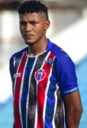 Atacante Rafael Teixeira