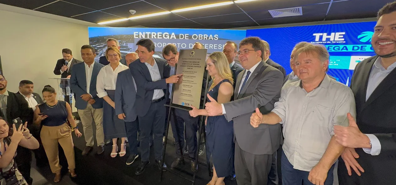 Autoridades na inauguração da reforma do aeroporto