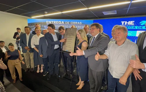 Autoridades na inauguração da reforma do aeroporto