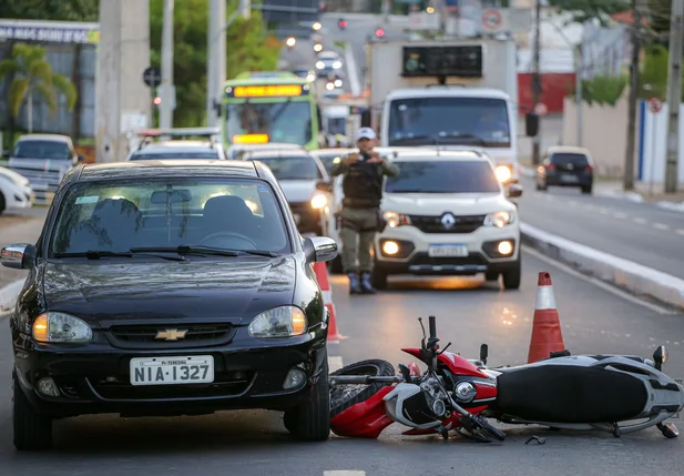 Avenida dos Expedicionários ficou congestionada após acidente