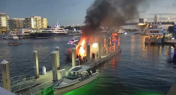 Barco explode em marina na Flórida