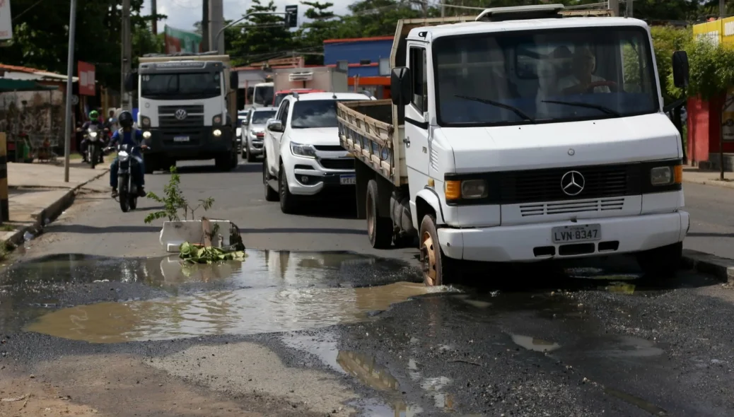 Buraco causa transtornos na Avenida dos Expedicionários em Teresina