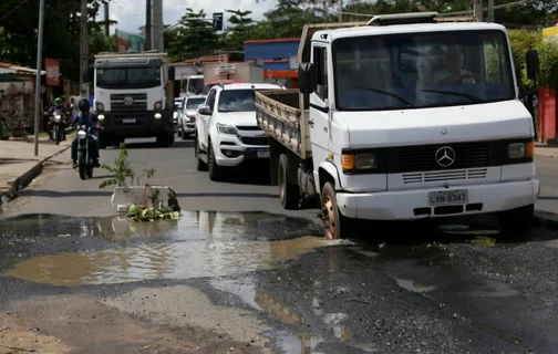 Buraco causa transtornos na Avenida dos Expedicionários em Teresina.