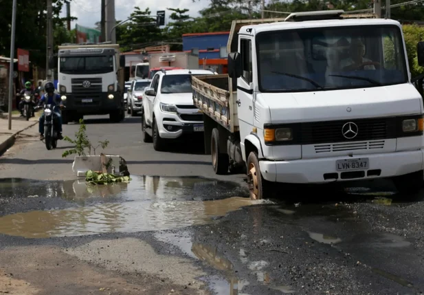 Buraco causa transtornos na Avenida dos Expedicionários em Teresina