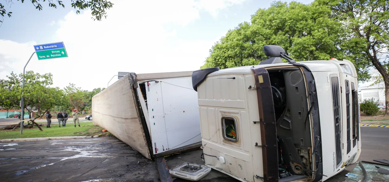 Caminhão tombou, bloqueando a via no Tancredo Neves