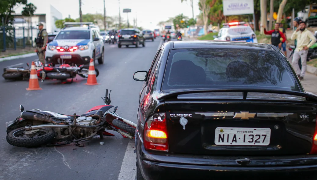 Carro colidiu contra moto