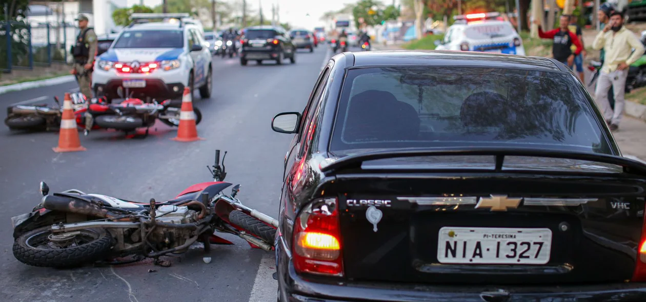 Carro colidiu contra moto