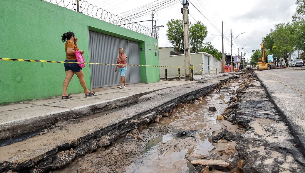 Chuva abre cratera abre na Avenida Principal do bairro Saci