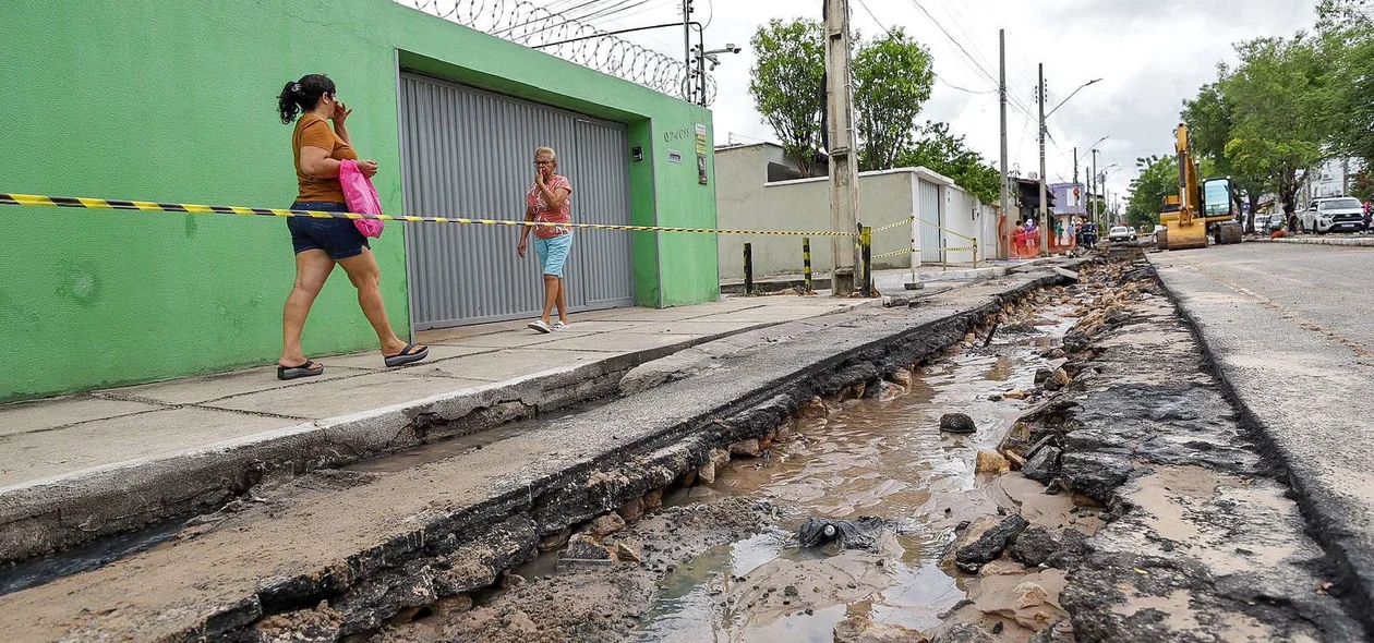 Chuva abre cratera abre na Avenida Principal do bairro Saci