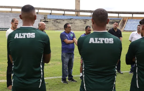 Comissão e gestores do Altos conversando com os jogadores