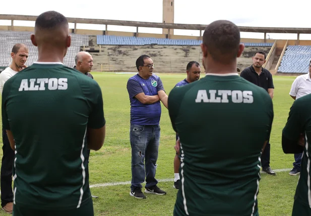 Comissão e gestores do Altos conversando com os jogadores