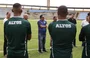 Comissão e gestores do Altos conversando com os jogadores