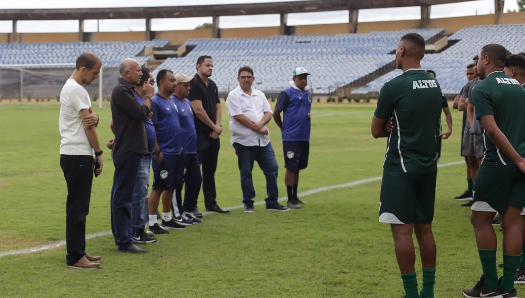 Comissão e gestores do Altos conversando com os jogadores