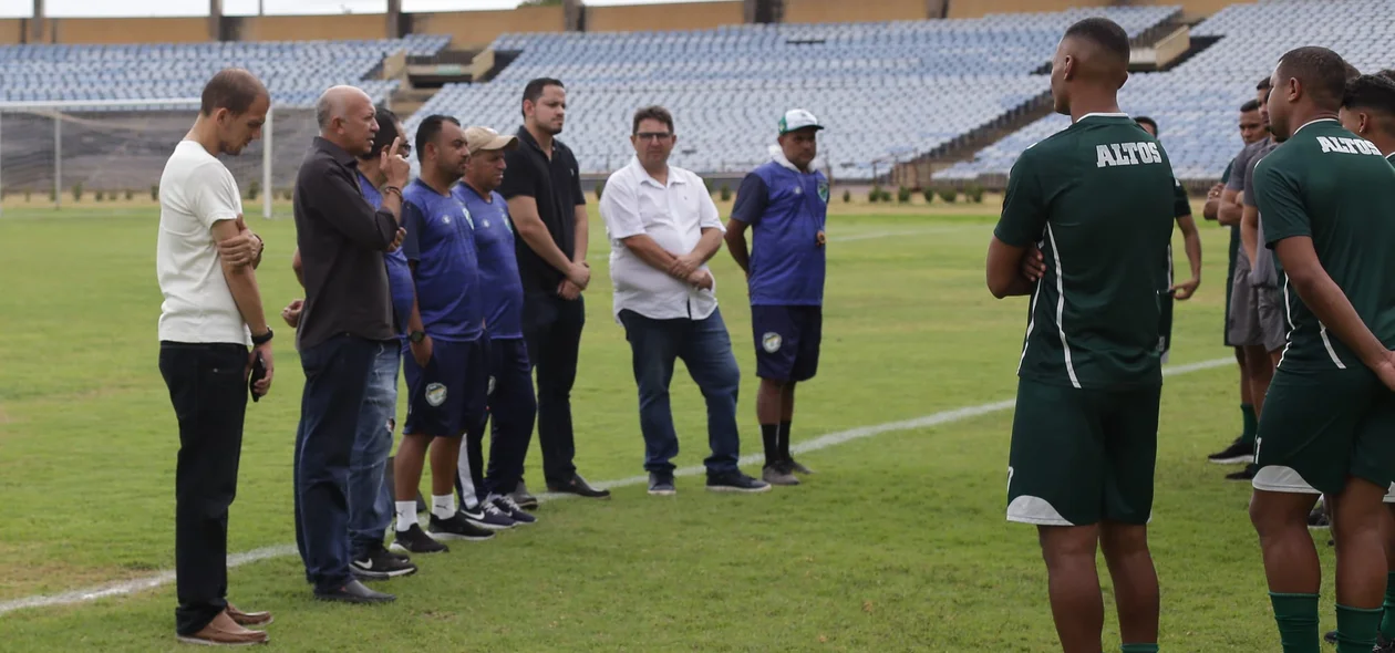 Comissão e gestores do Altos conversando com os jogadores