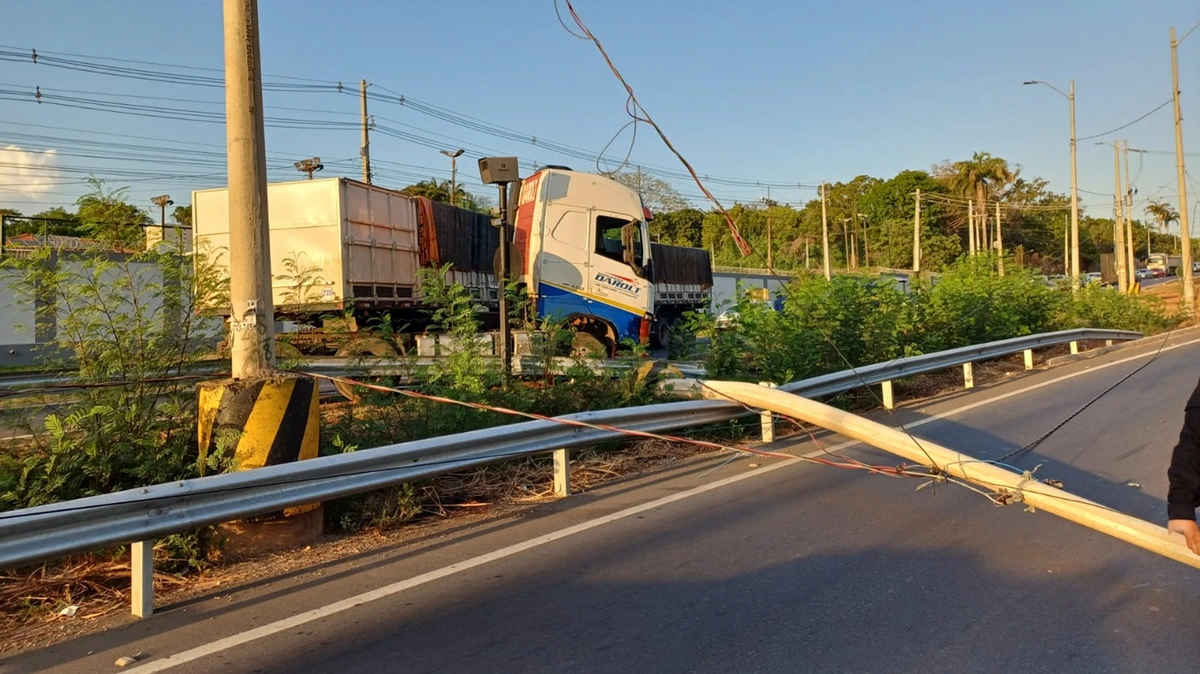 Condutor derrubou o poste na BR 343, em Teresina