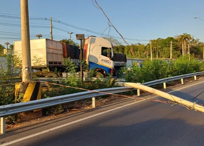 Condutor derrubou o poste na BR 343, em Teresina