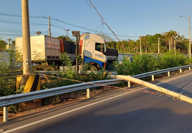 Condutor derrubou o poste na BR 343, em Teresina