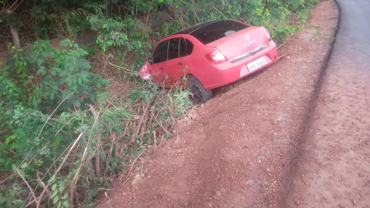 Conforme informações repassadas pelos populares à PM, o motorista do carro se evadiu do local