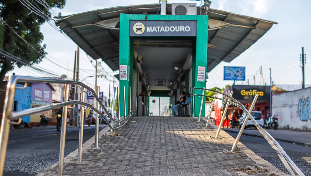 Corrimão quebrado na estação do matadouro