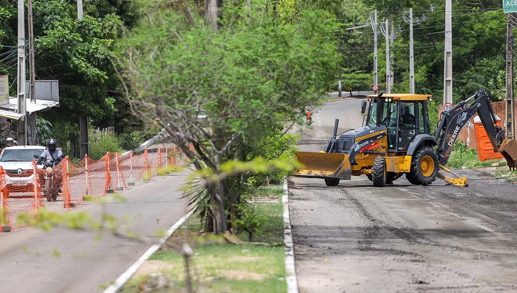 Cratera abre na Avenida Principal do Saci