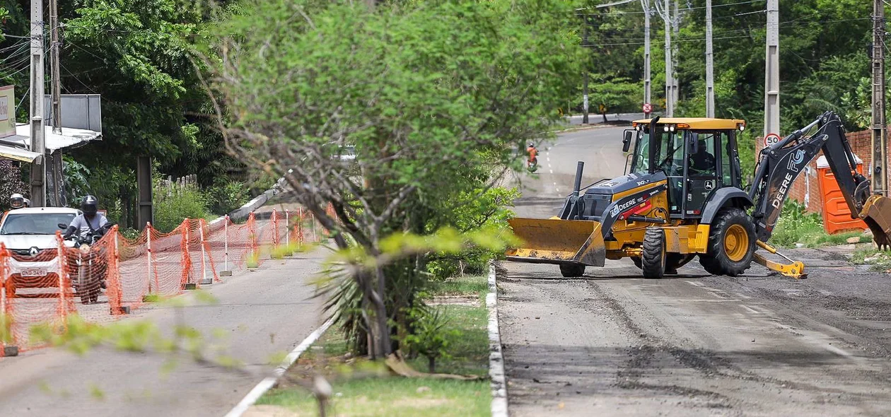 Cratera abre na Avenida Principal do Saci